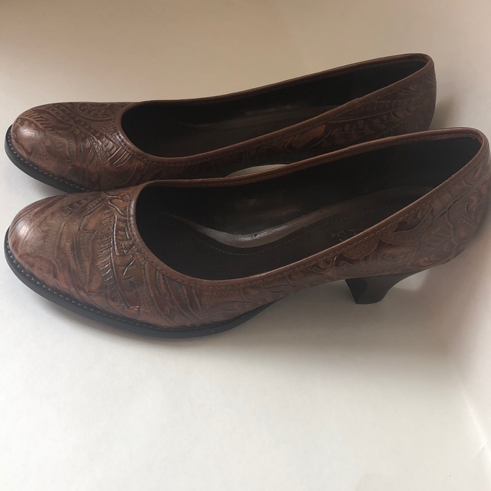 Aerosoles etched leathe heels